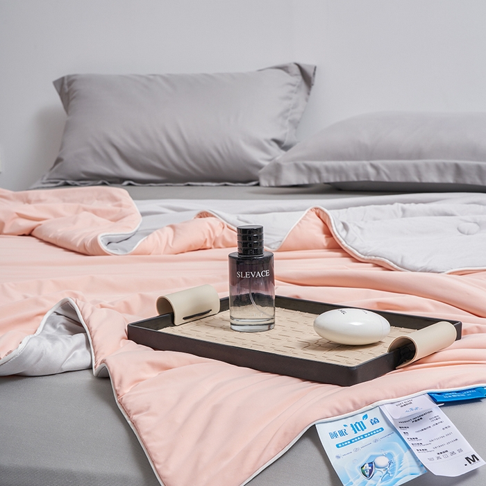 91家纺网 家纺一手货源 找家纺 梦可莱 2025新款抗菌防螨双拼锦氨凉感两用被 梦幻粉