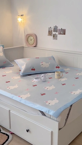 91家纺网 家纺一手货源 找家纺 昔可家纺 2024新款高端数码印花养生冰藤席--卡通系列 樱桃狗狗