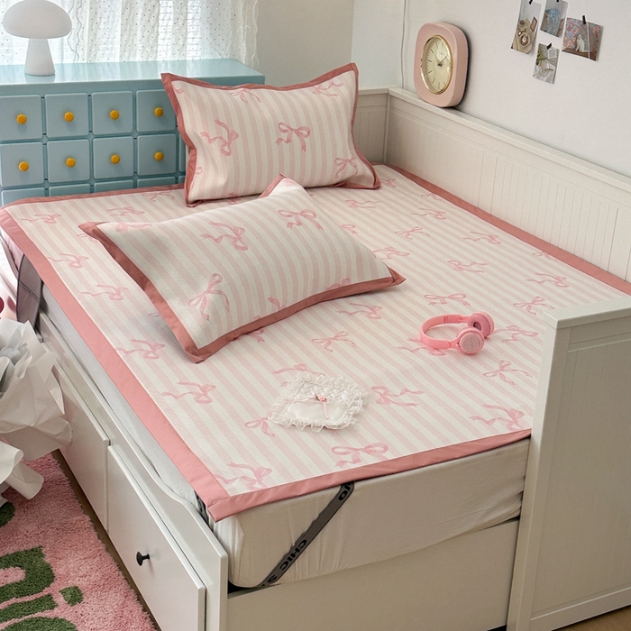 91家纺网 家纺一手货源 找家纺 昔可家纺 2024新款高端数码印花养生冰藤席--卡通系列 条纹丝带蝴蝶结