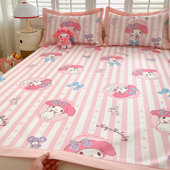 91家纺网 家纺一手货源 找家纺 金爱家 2024新款A类三丽鸥授权数码印花中分子1200D凉感冰丝宽边凉感软席 冰丝席-甜甜粉条美乐蒂