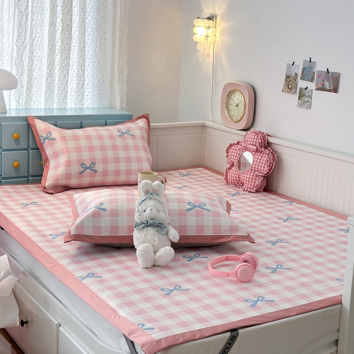 91家纺网 家纺一手货源 找家纺 昔可家纺 2024新款高端数码印花养生冰藤席--卡通系列 粉蓝格蝴蝶结