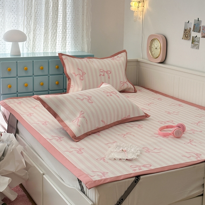 91家纺网 家纺一手货源 找家纺 昔可家纺 2024新款高端数码印花养生冰藤席--卡通系列 条纹丝带蝴蝶结