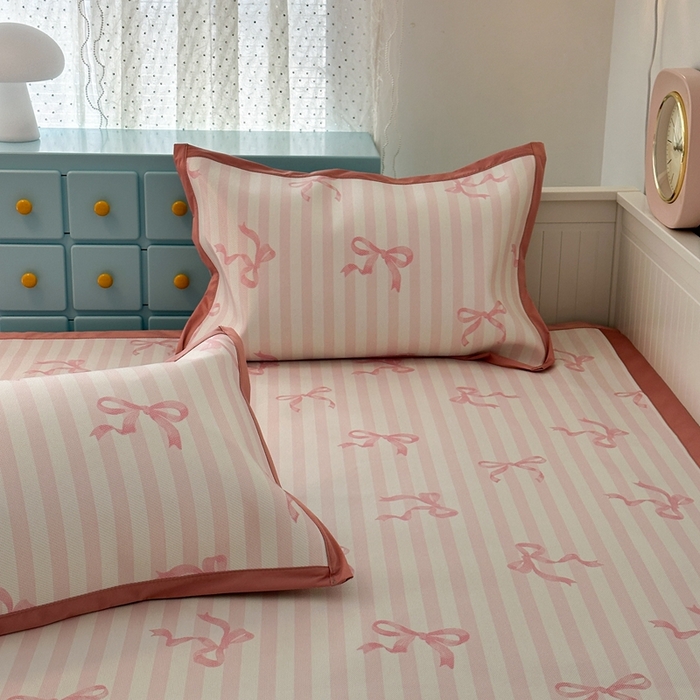 91家纺网 家纺一手货源 找家纺 昔可家纺 2024新款高端数码印花养生冰藤席--卡通系列 条纹丝带蝴蝶结