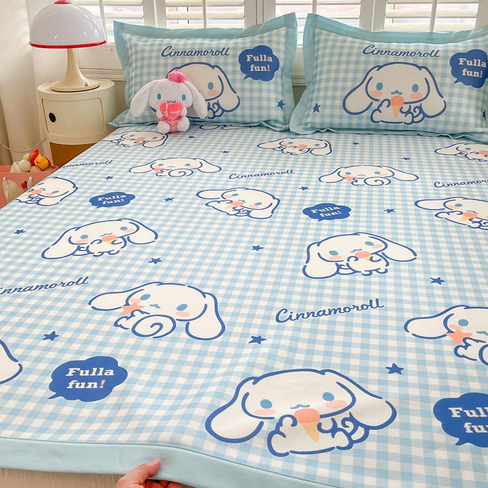 91家纺网 家纺一手货源 找家纺 金爱家 2024新款A类三丽鸥授权数码印花中分子1200D凉感冰丝宽边凉感软席 冰丝席-萌萌玉桂狗