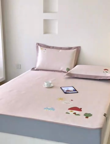 91家纺网 家纺一手货源 找家纺 本希家居 2024新款花漾清新系列高端可水洗冰丝席 小甜美床笠