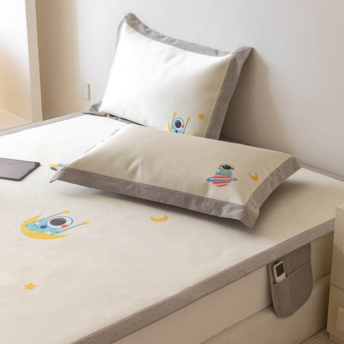 91家纺网 家纺一手货源 找家纺 本希家居 2024新款花漾清新系列高端可水洗冰丝席 自由宇航员平席