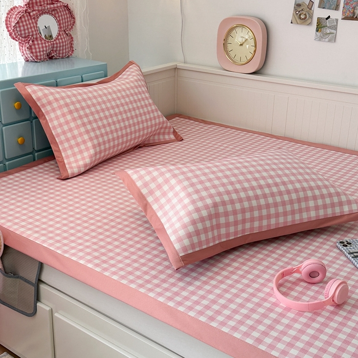 91家纺网 家纺一手货源 找家纺 昔可家纺 2024新款高端数码印花养生冰藤席--简约系列 粉格子