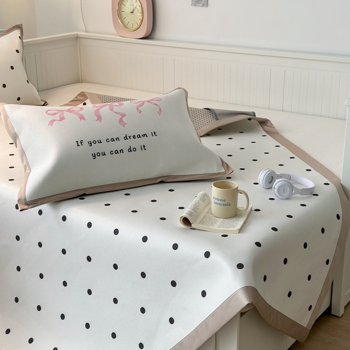 91家纺网 家纺一手货源 找家纺 昔可家纺 2024新款高端数码印花养生冰藤席波点大版枕套系列 白波点