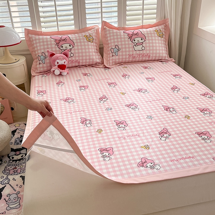 91家纺网 家纺一手货源 找家纺 金爱家 2024新款A类三丽鸥授权数码印花中分子1200D凉感冰丝宽边凉感软席 冰丝席-粉格美乐蒂