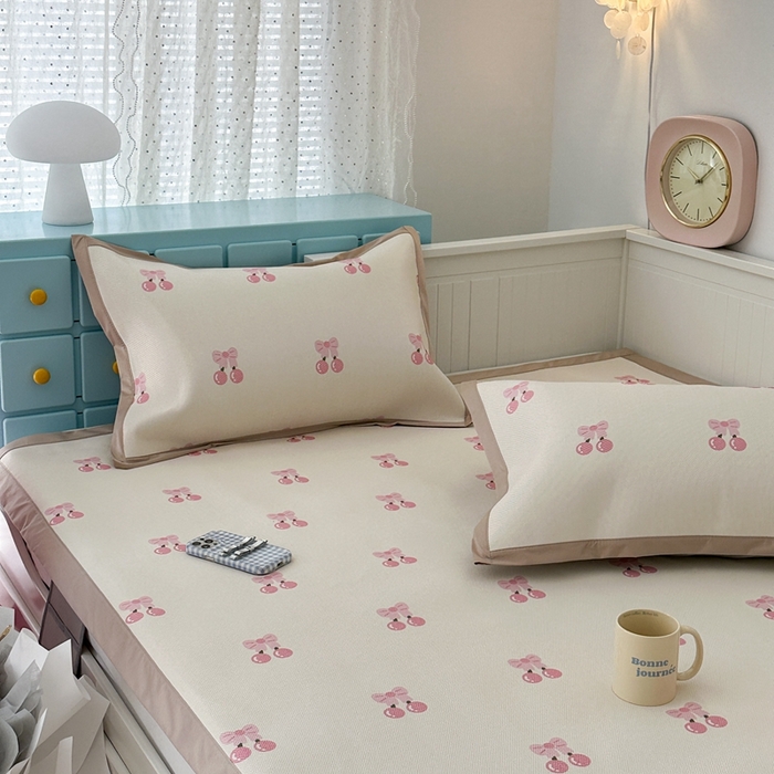 91家纺网 家纺一手货源 找家纺 昔可家纺 2024新款高端数码印花养生冰藤席--卡通系列 粉蝴蝶结樱桃