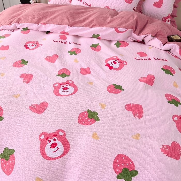 91家纺网 家纺一手货源 找家纺 艾裙海 2025新款云感双层纱床盖四件套 草莓熊