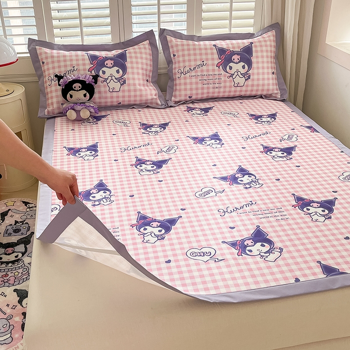 91家纺网 家纺一手货源 找家纺 金爱家 2024新款A类三丽鸥授权数码印花中分子1200D凉感冰丝宽边凉感软席 冰丝席-紫格库洛米