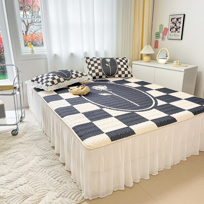 91家纺网 家纺一手货源 找家纺 慕澄家纺 2024新款大版印花床裙款乳胶凉席-凉席三件套 棋盘玫瑰