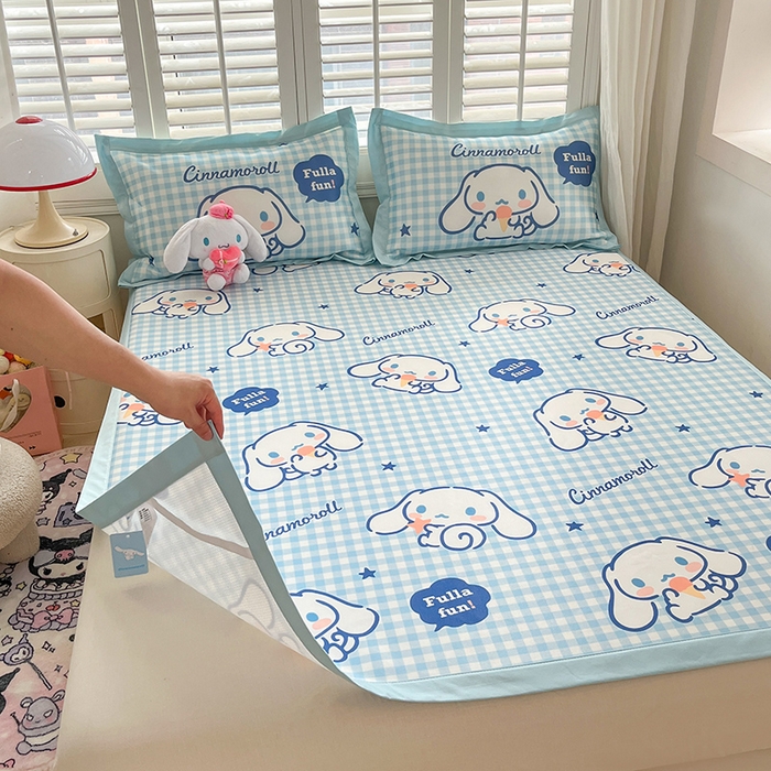 91家纺网 家纺一手货源 找家纺 金爱家 2024新款A类三丽鸥授权数码印花中分子1200D凉感冰丝宽边凉感软席 冰丝席-萌萌玉桂狗