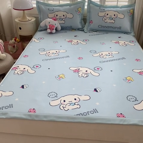 91家纺网 家纺一手货源 找家纺 金爱家 2024新款A类三丽鸥授权数码印花中分子1200D凉感冰丝宽边凉感软席 冰丝席-甜心蛋糕玉桂狗