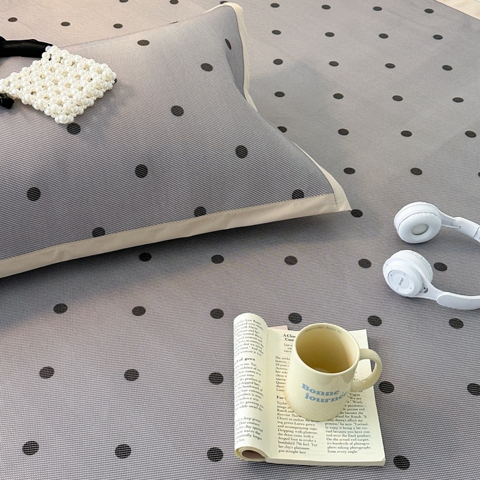 91家纺网 家纺一手货源 找家纺 昔可家纺 2024新款高端数码印花养生冰藤席波点大版枕套系列 灰波点