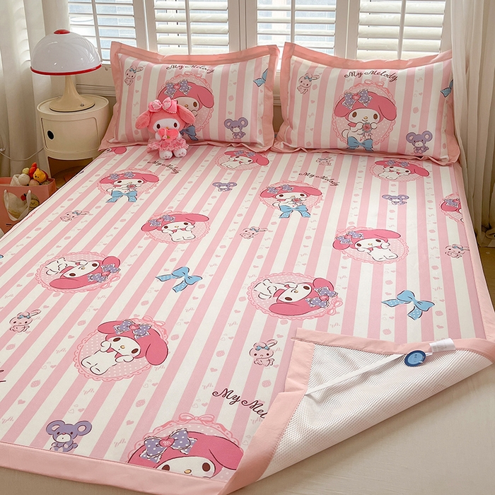 91家纺网 家纺一手货源 找家纺 金爱家 2024新款A类三丽鸥授权数码印花中分子1200D凉感冰丝宽边凉感软席 冰丝席-甜甜粉条美乐蒂