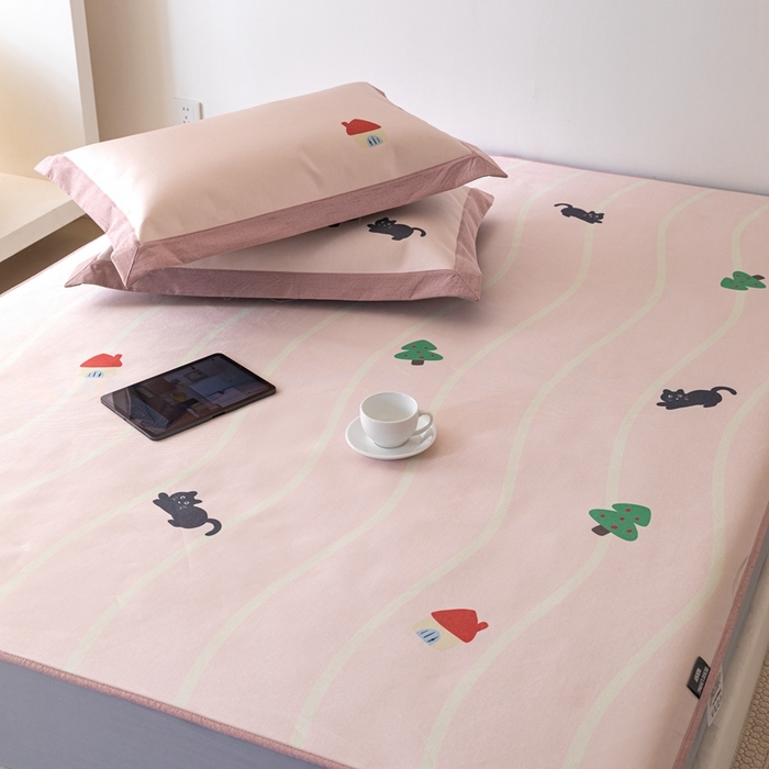 91家纺网 家纺一手货源 找家纺 本希家居 2024新款花漾清新系列高端可水洗冰丝席 游戏小猫咪床笠