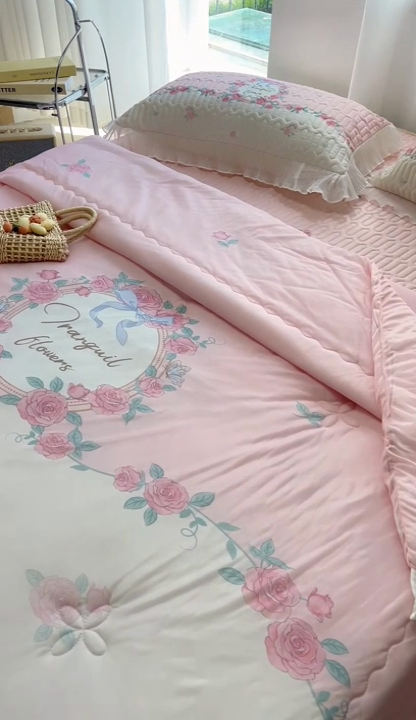 91家纺网 家纺一手货源 找家纺 慕澄家纺 2024新款大版印花床裙款乳胶凉席-凉席三件套 温馨