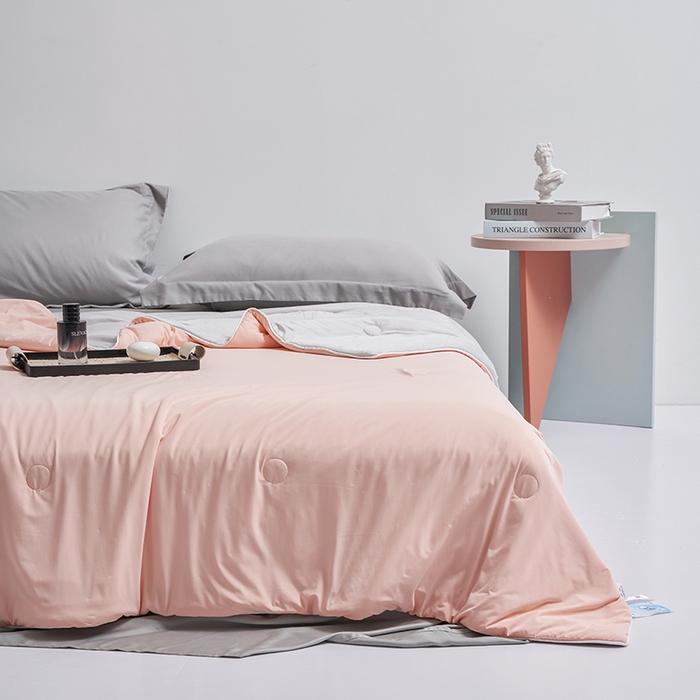 91家纺网 家纺一手货源 找家纺 梦可莱 2025新款抗菌防螨双拼锦氨凉感两用被 梦幻粉