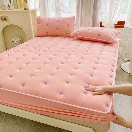 91家纺网 家纺一手货源 找家纺 予梦家纺 2024新款水洗棉夹棉刺绣床笠 乐芙兰-深玉