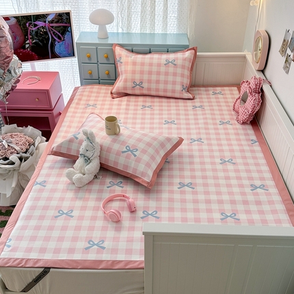 昔可家纺 2024新款高端数码印花养生冰藤席--卡通系列 粉蓝格蝴蝶结