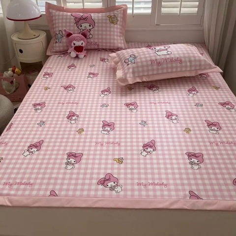 91家纺网 家纺一手货源 找家纺 金爱家 2024新款A类三丽鸥授权数码印花中分子1200D凉感冰丝宽边凉感软席 冰丝席-粉格美乐蒂