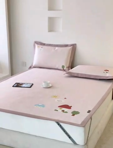 91家纺网 家纺一手货源 找家纺 本希家居 2024新款花漾清新系列高端可水洗冰丝席 小甜美平席