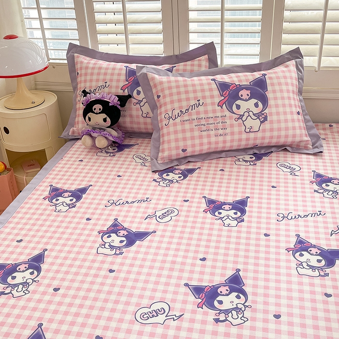 91家纺网 家纺一手货源 找家纺 金爱家 2024新款A类三丽鸥授权数码印花中分子1200D凉感冰丝宽边凉感软席 冰丝席-紫格库洛米