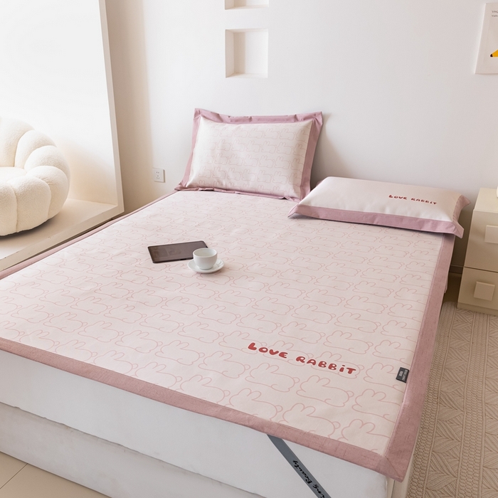 91家纺网 家纺一手货源 找家纺 本希家居 2024新款花漾清新系列高端可水洗冰丝席 小小兔平席