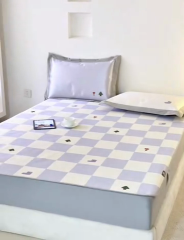 91家纺网 家纺一手货源 找家纺 本希家居 2024新款花漾清新系列高端可水洗冰丝席 紫白方格床笠