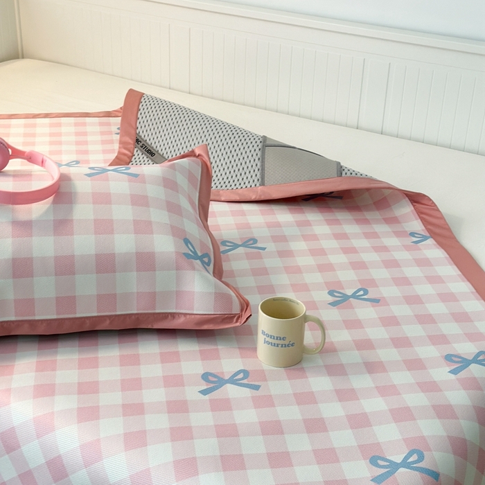 91家纺网 家纺一手货源 找家纺 昔可家纺 2024新款高端数码印花养生冰藤席--卡通系列 粉蓝格蝴蝶结