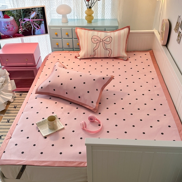 91家纺网 家纺一手货源 找家纺 昔可家纺 2024新款高端数码印花养生冰藤席波点大版枕套系列 粉波点