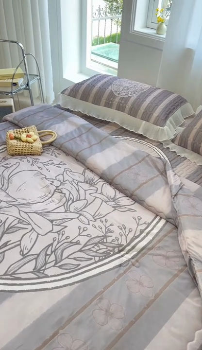 91家纺网 家纺一手货源 找家纺 慕澄家纺 2024新款大版印花乳胶凉席套件-夏被凉席四件套 小苍兰