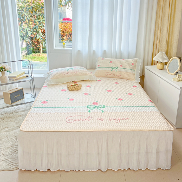 91家纺网 家纺一手货源 找家纺 慕澄家纺 2024新款大版印花床裙款乳胶凉席-凉席三件套 少女心事