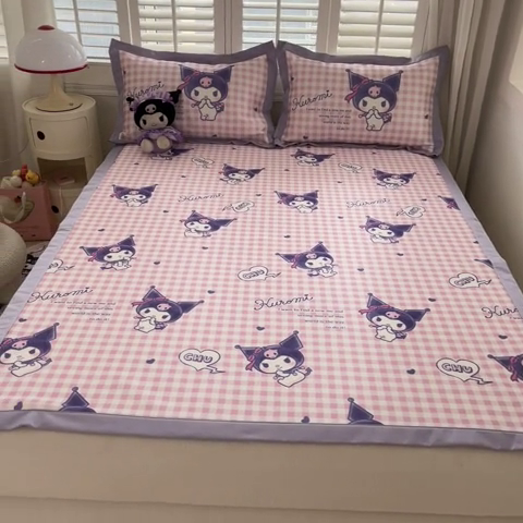 91家纺网 家纺一手货源 找家纺 金爱家 2024新款A类三丽鸥授权数码印花中分子1200D凉感冰丝宽边凉感软席 冰丝席-紫格库洛米