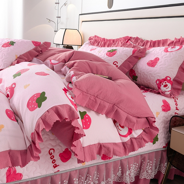 91家纺网 家纺一手货源 找家纺 艾裙海 2025新款云感双层纱床盖四件套 草莓熊