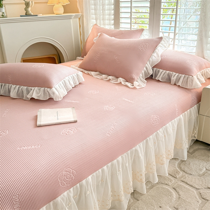 91家纺网 家纺一手货源 找家纺 启程家纺 2024新款A类凉豆豆床裙款凉席三件套 山茶花-粉