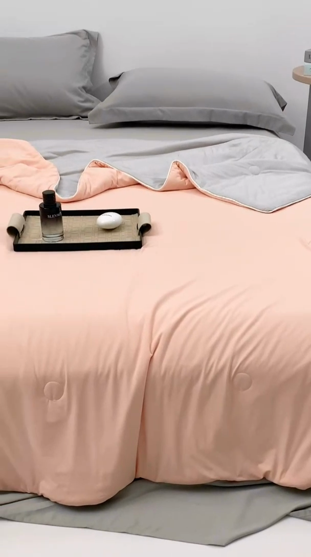 91家纺网 家纺一手货源 找家纺 梦可莱 2025新款抗菌防螨双拼锦氨凉感两用被 梦幻粉