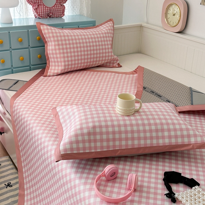 91家纺网 家纺一手货源 找家纺 昔可家纺 2024新款高端数码印花养生冰藤席--简约系列 粉格子