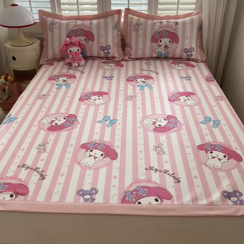 91家纺网 家纺一手货源 找家纺 金爱家 2024新款A类三丽鸥授权数码印花中分子1200D凉感冰丝宽边凉感软席 冰丝席-甜甜粉条美乐蒂