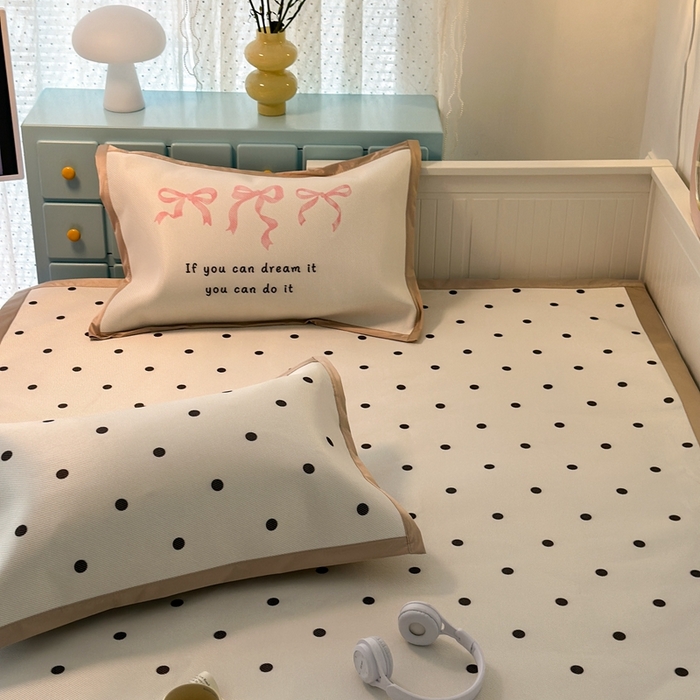 91家纺网 家纺一手货源 找家纺 昔可家纺 2024新款高端数码印花养生冰藤席波点大版枕套系列 白波点