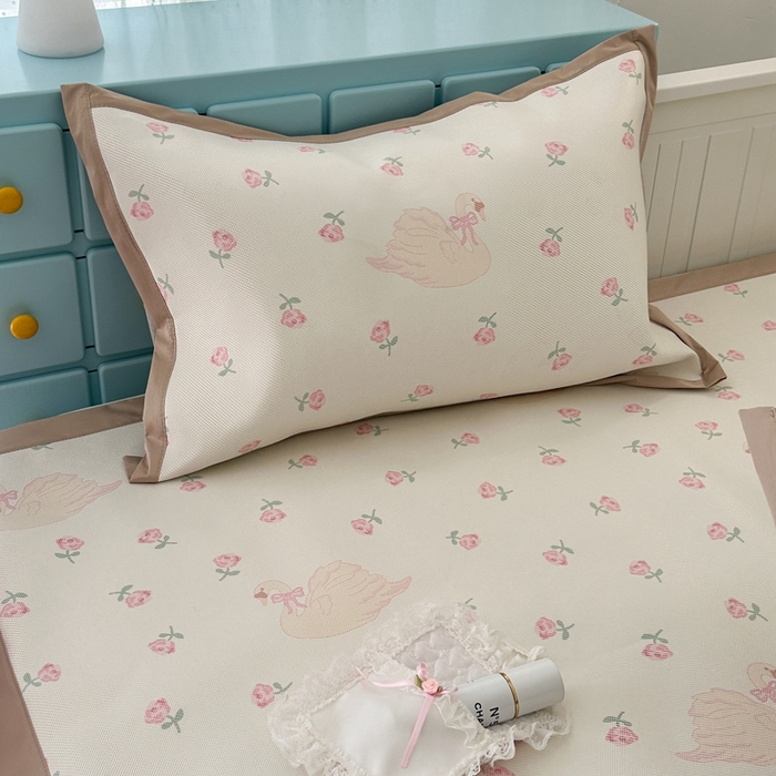 91家纺网 家纺一手货源 找家纺 昔可家纺 2024新款高端数码印花养生冰藤席--卡通系列 天鹅玫瑰