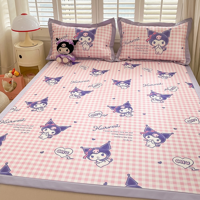 91家纺网 家纺一手货源 找家纺 金爱家 2024新款A类三丽鸥授权数码印花中分子1200D凉感冰丝宽边凉感软席 冰丝席-紫格库洛米