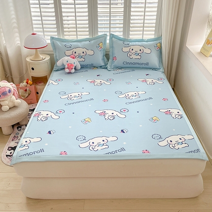 91家纺网 家纺一手货源 找家纺 桃子家居 2024新款A类三丽鸥授权数码印花中分子1200D凉感冰丝宽边凉感软席详情 冰丝席-甜心蛋糕玉桂狗