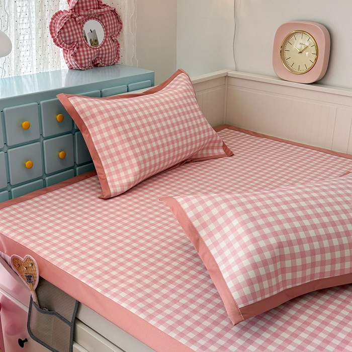 91家纺网 家纺一手货源 找家纺 昔可家纺 2024新款高端数码印花养生冰藤席--简约系列 粉格子