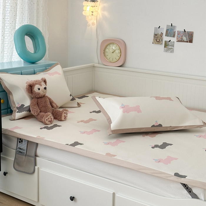 91家纺网 家纺一手货源 找家纺 昔可家纺 2024新款高端数码印花养生冰藤席--卡通系列 圣诞帽狗狗