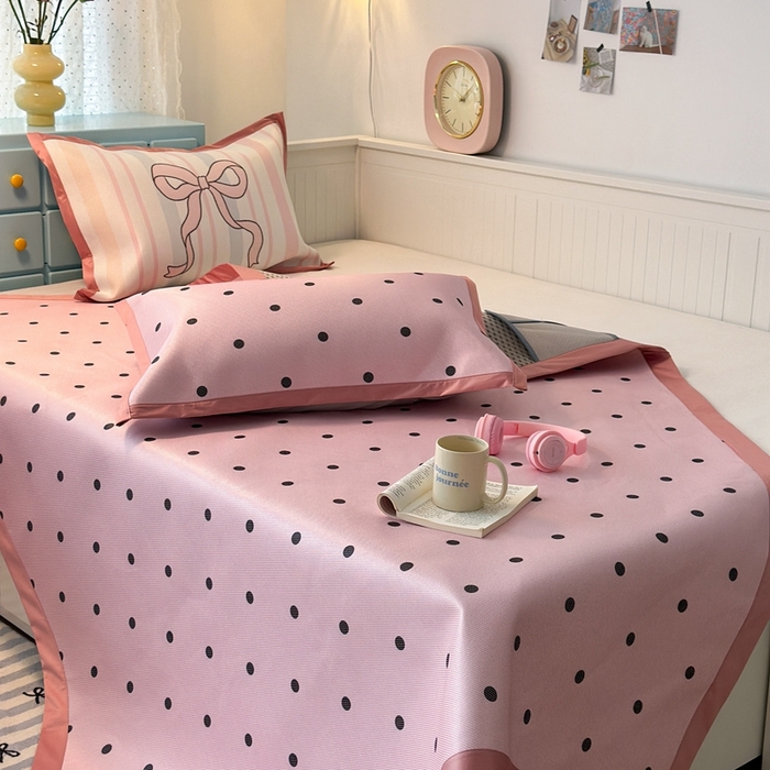 91家纺网 家纺一手货源 找家纺 昔可家纺 2024新款高端数码印花养生冰藤席波点大版枕套系列 粉波点