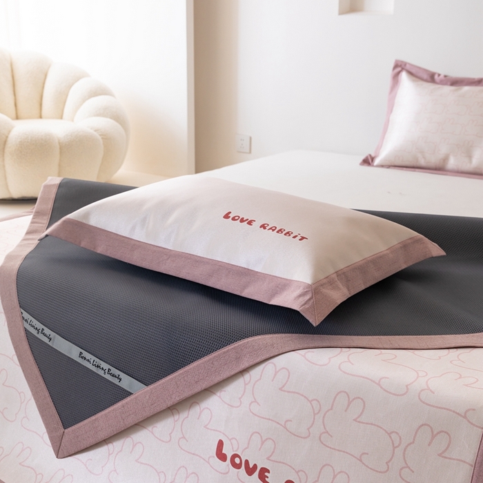 91家纺网 家纺一手货源 找家纺 本希家居 2024新款花漾清新系列高端可水洗冰丝席 小小兔平席