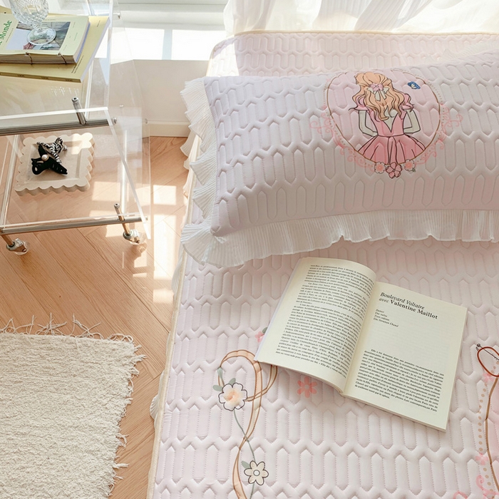 91家纺网 家纺一手货源 找家纺 慕澄家纺 2024新款大版印花床裙款乳胶凉席-凉席三件套 女孩